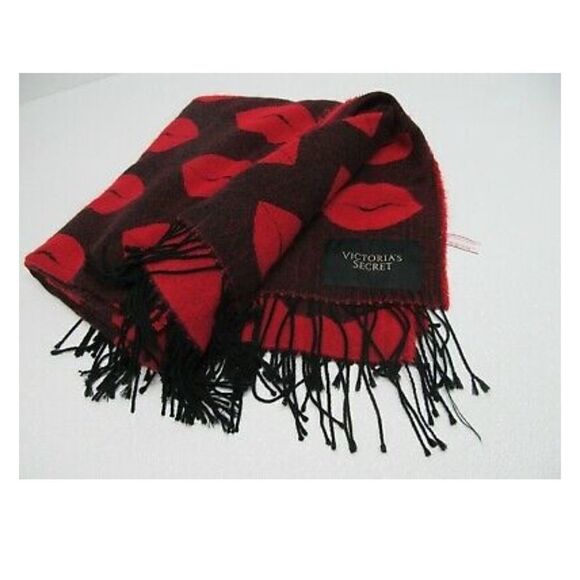 Victoria’s Secret Reversible Red Kiss Lip Print Cozy Trow Blanket - Picture 5 of 6